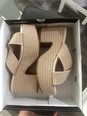 ShuShop Imelda beige platform shoes, sz 10